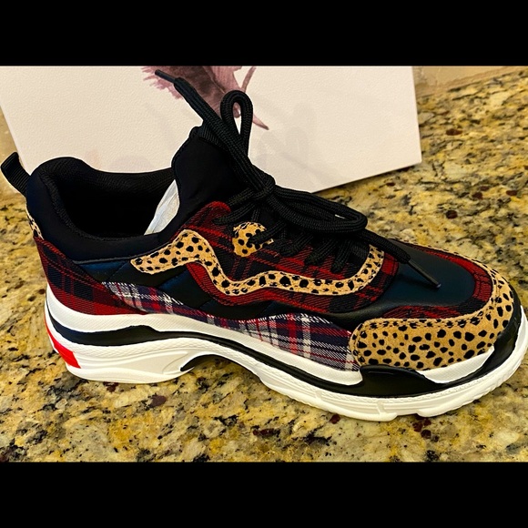 Jessica Simpson - Speedey sneakers